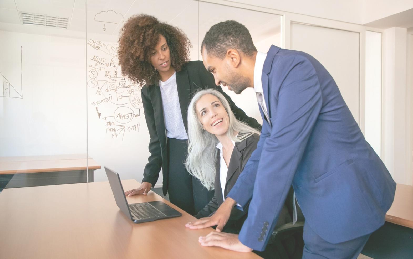 Moderne Büroumgebung mit CRM-Systemen