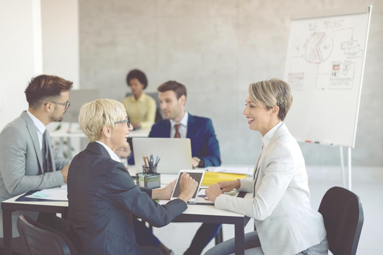 Arbeitsumgebung mit CRM-System im Einsatz